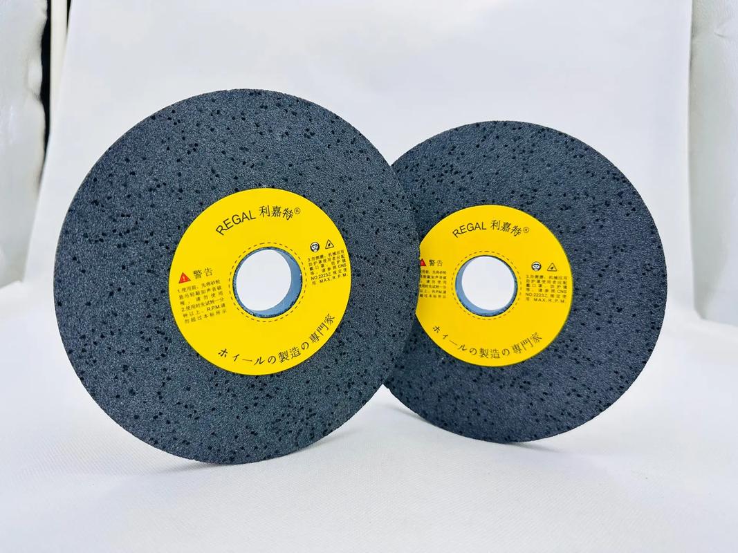 黑碳化硅砂輪(帶氣孔)黑碳化硅能用于制造固結磨具,涂附磨具和