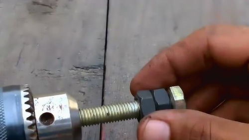 牛人用螺絲制作成砂輪,真的太實用了